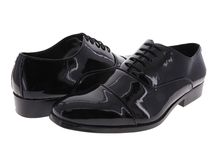 Par de zapatos negros de charol con cordones, estilo elegante y formal.