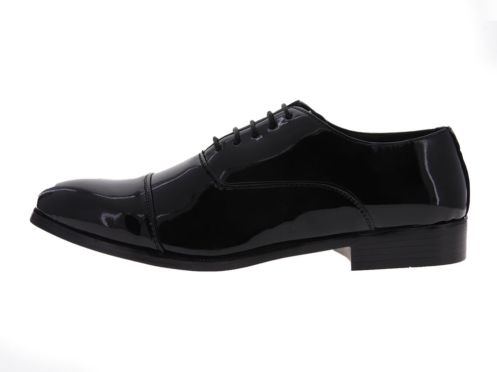 Par de zapatos negros de charol con cordones, estilo elegante y formal.