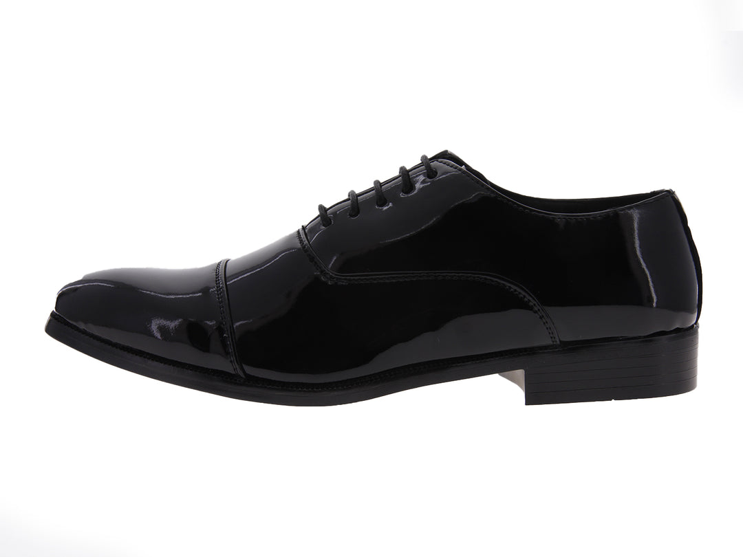 Par de zapatos negros de charol con cordones, estilo elegante y formal.