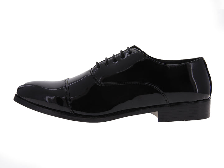 Par de zapatos negros de charol con cordones, estilo elegante y formal.