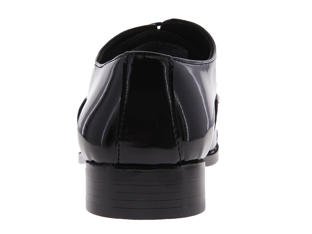 Par de zapatos negros de charol con cordones, estilo elegante y formal.