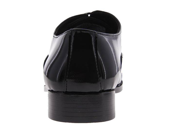 Par de zapatos negros de charol con cordones, estilo elegante y formal.