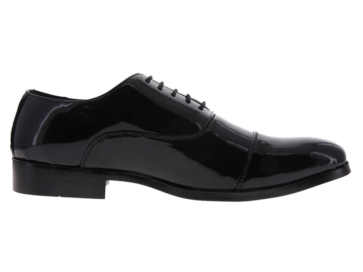 Par de zapatos negros de charol con cordones, estilo elegante y formal.