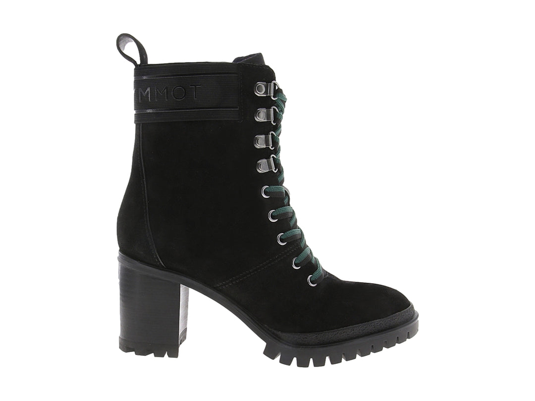 Bota negra de tacón medio con agujetas verdes y suela dentada para mujer.