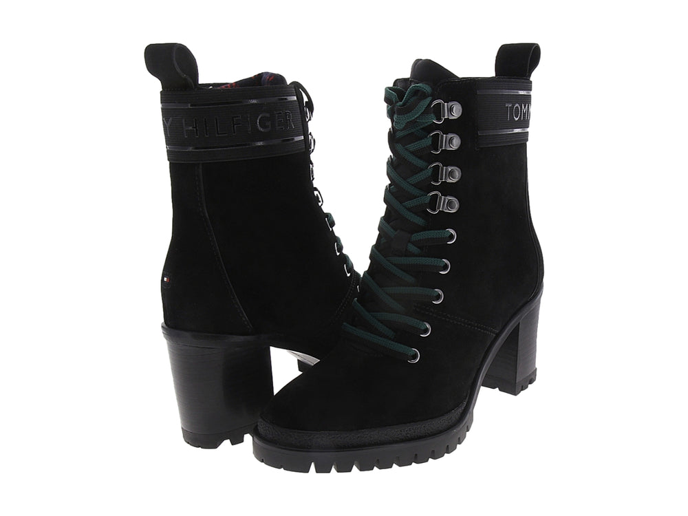 Bota negra de tacón medio con agujetas verdes y suela dentada para mujer.