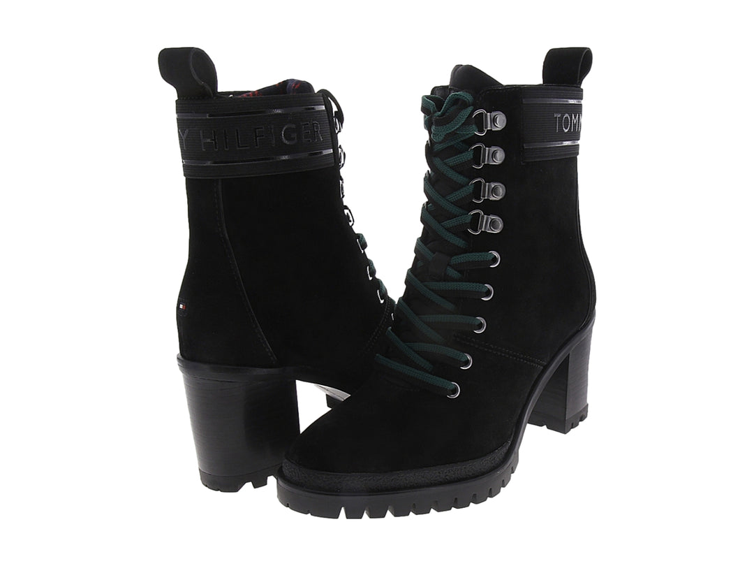 Bota negra de tacón medio con agujetas verdes y suela dentada para mujer.