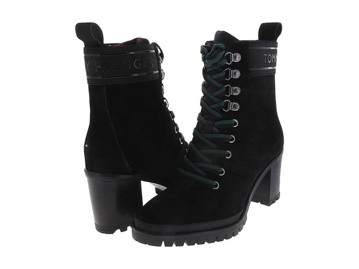 Bota negra de tacón medio con agujetas verdes y suela dentada para mujer.