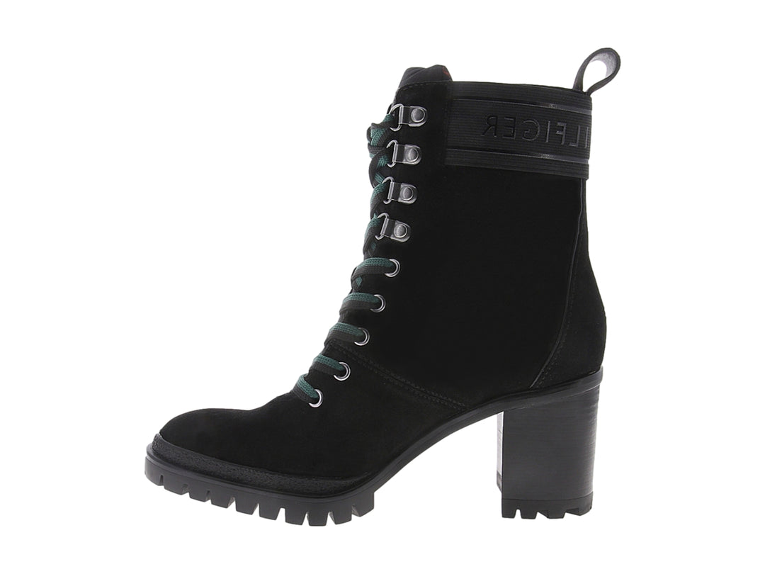 Bota negra de tacón medio con agujetas verdes y suela dentada para mujer.