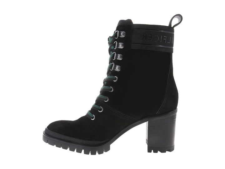 Bota negra de tacón medio con agujetas verdes y suela dentada para mujer.