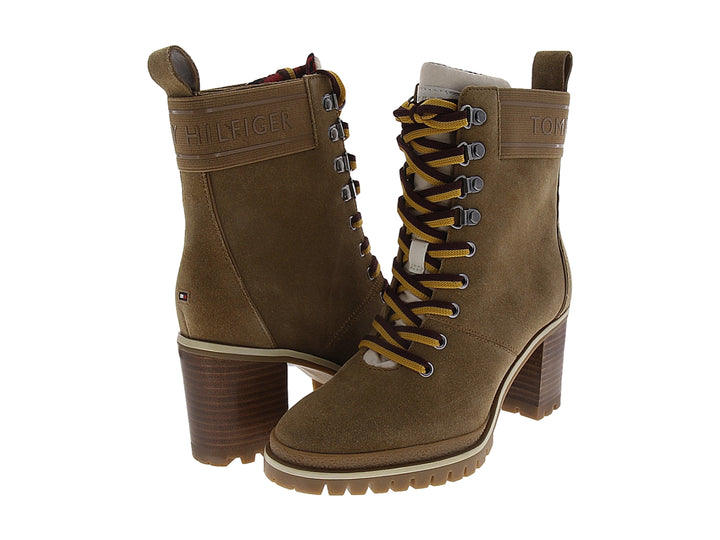 Botas Tommy Hilfiger color marrón tabaco con cordones amarillos, tacón medio y suela dentada.