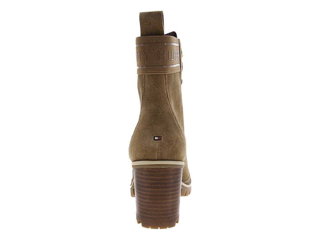 Botas Tommy Hilfiger color marrón tabaco con cordones amarillos, tacón medio y suela dentada.
