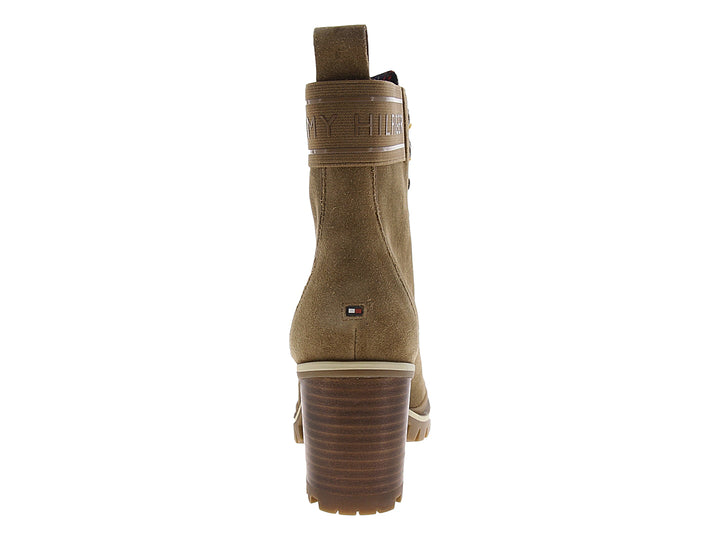Botas Tommy Hilfiger color marrón tabaco con cordones amarillos, tacón medio y suela dentada.