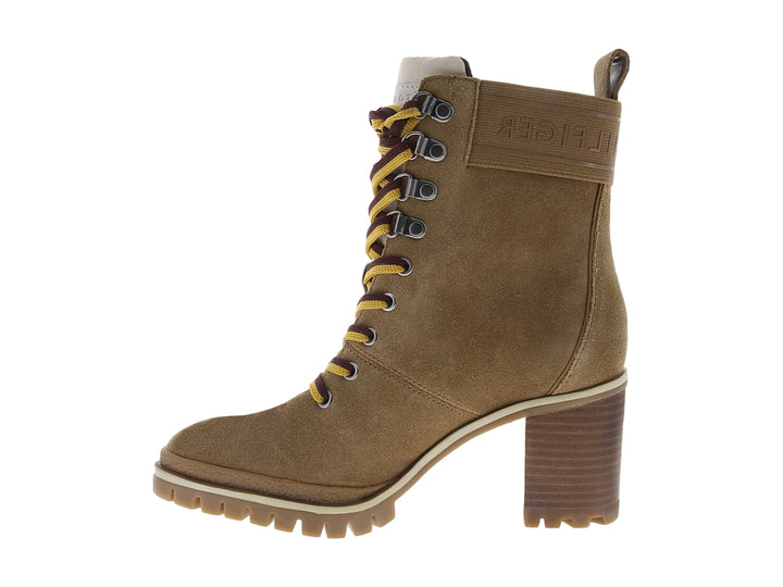Botas Tommy Hilfiger color marrón tabaco con cordones amarillos, tacón medio y suela dentada.