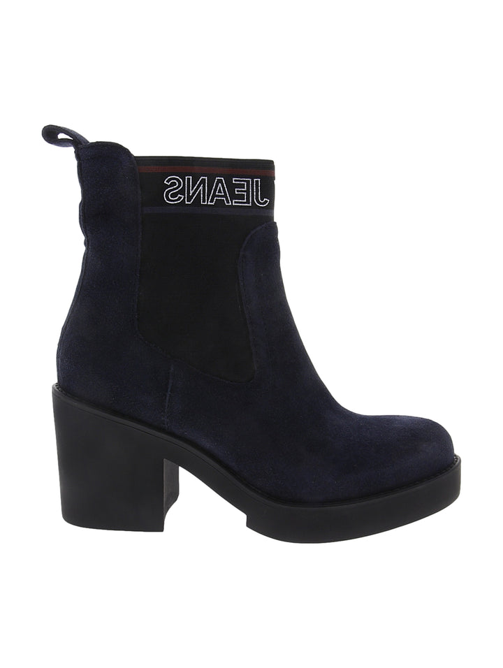 Botas Tommy Hilfiger de gamuza color azul marino con tacón cuadrado negro y detalle elástico lateral.