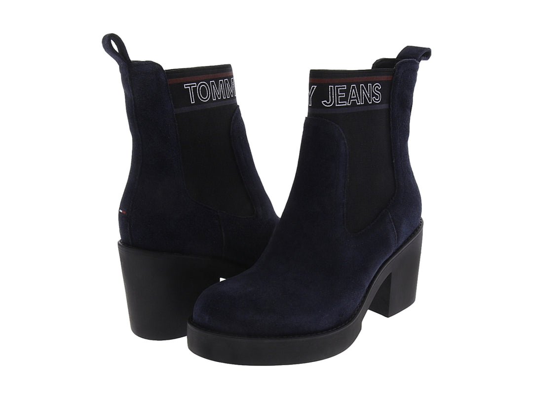 Botas Tommy Hilfiger de gamuza color azul marino con tacón cuadrado negro y detalle elástico lateral.