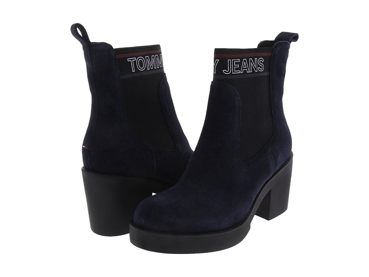 Botas Tommy Hilfiger de gamuza color azul marino con tacón cuadrado negro y detalle elástico lateral.