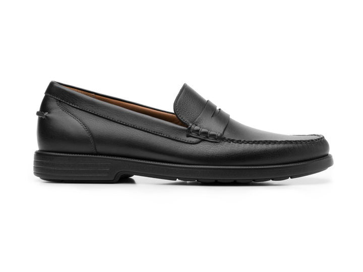 Zapato mocasín de cuero color negro con suela cómoda y diseño clásico para hombre.