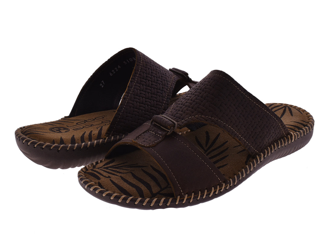 Sandalias marrón oscuro para hombre con correa tejida y costuras decorativas en la suela.