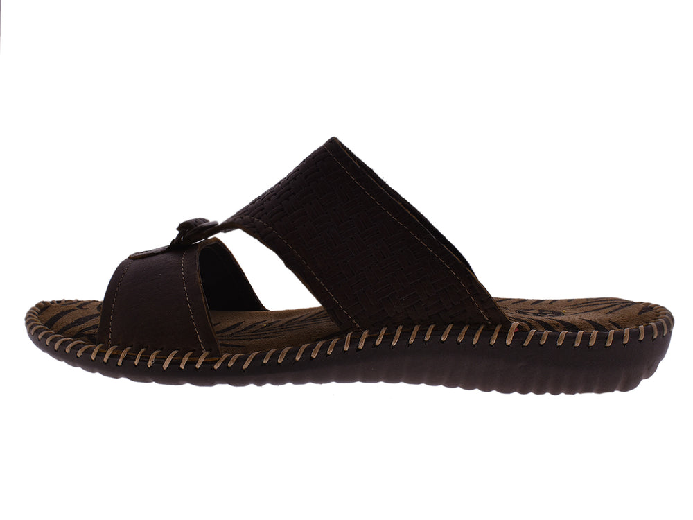Sandalias marrón oscuro para hombre con correa tejida y costuras decorativas en la suela.