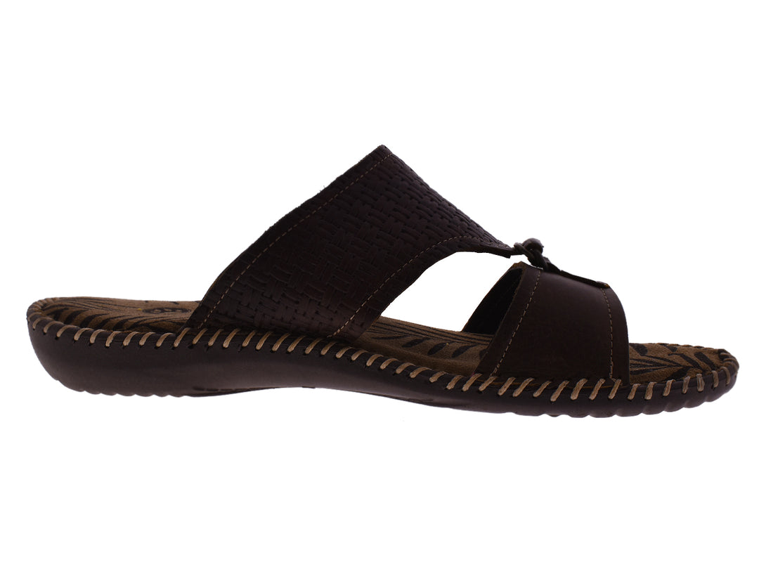 Sandalias marrón oscuro para hombre con correa tejida y costuras decorativas en la suela.
