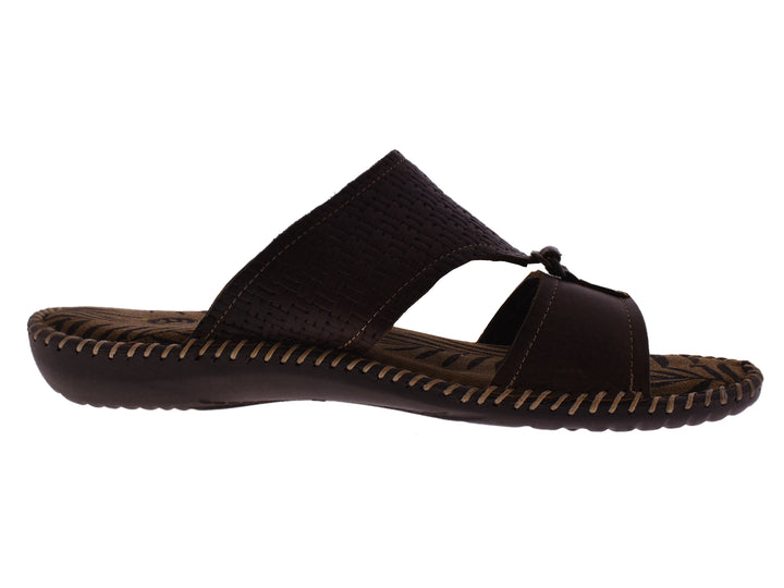 Sandalias marrón oscuro para hombre con correa tejida y costuras decorativas en la suela.