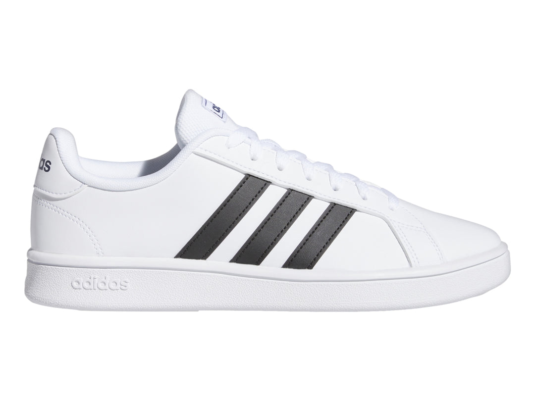 Tenis Adidas Grand Court Base en color blanco con tres franjas negras laterales y suela blanca.