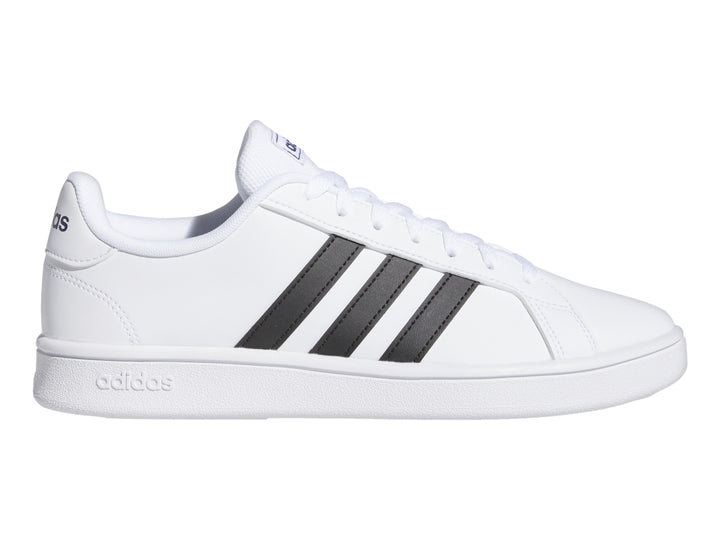 Tenis Adidas Grand Court Base en color blanco con tres franjas negras laterales y suela blanca.