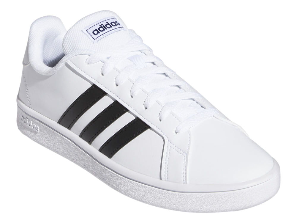 Tenis Adidas Grand Court Base en color blanco con tres franjas negras laterales y suela blanca.