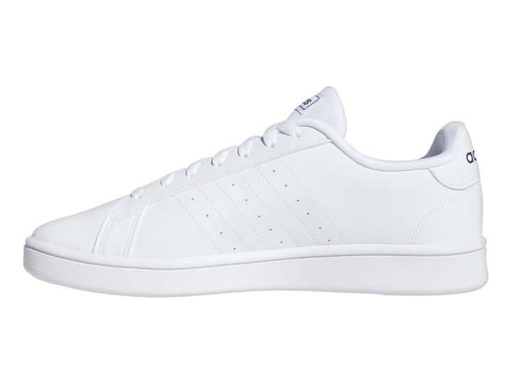 Tenis Adidas Grand Court Base en color blanco con tres franjas negras laterales y suela blanca.
