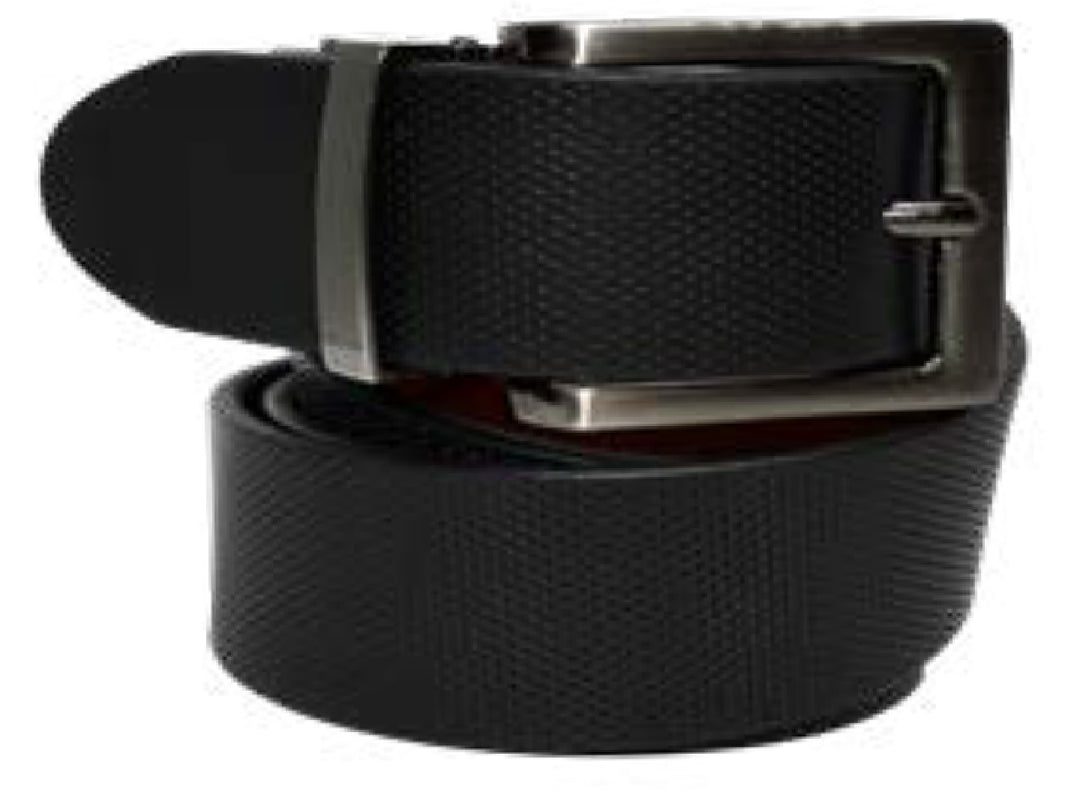 Cinto Flexi para hombre en color negro con hebilla metálica y textura granulada.
