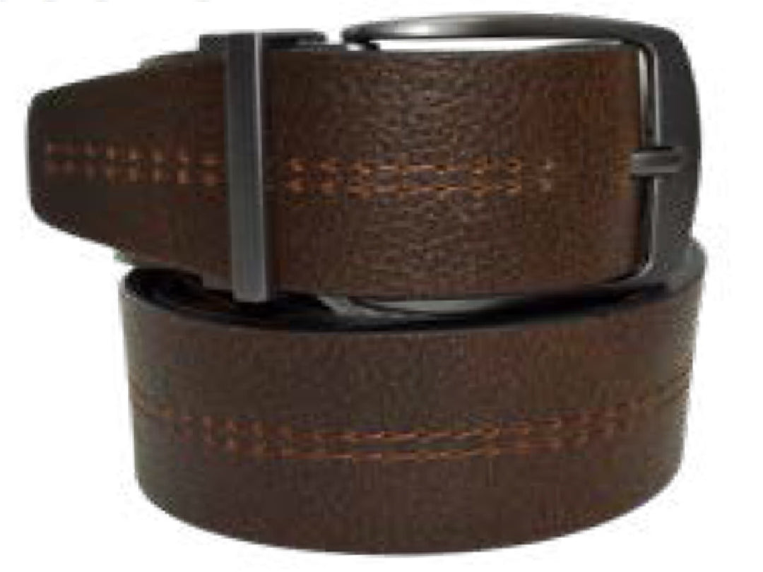 Cinto Flexi para hombre en color café con hebilla de metal oscuro y costuras decorativas.