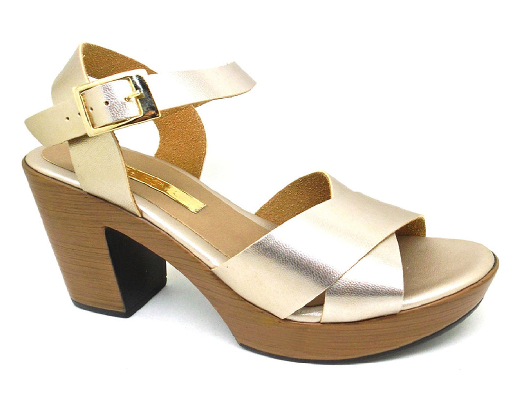 Sandalia de plataforma color oro con tacón grueso marrón y correa ajustable con hebilla.