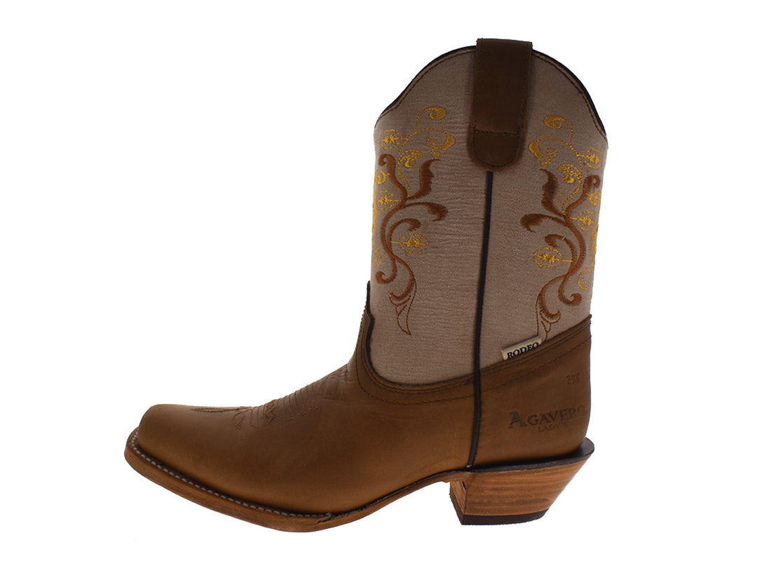 Botas vaqueras para mujer en color miel con tubo beige y detalles bordados amarillos.