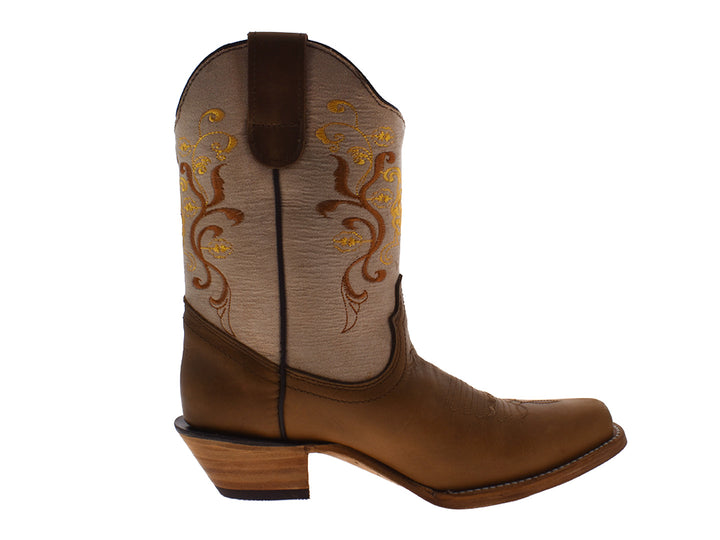 Botas vaqueras para mujer en color miel con tubo beige y detalles bordados amarillos.