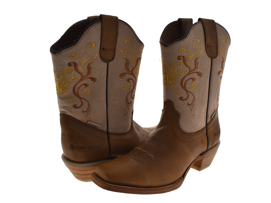 Botas vaqueras para mujer en color marrón y beige con detalles bordados en amarillo.