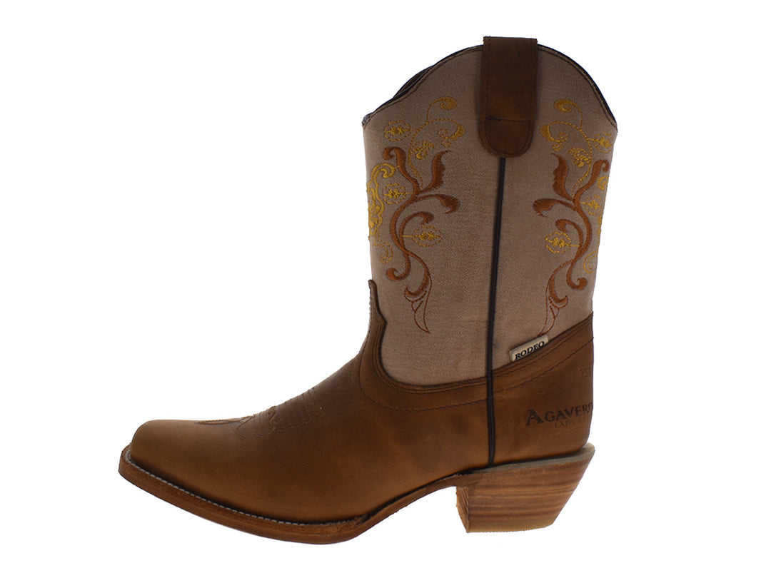Botas vaqueras para mujer en color marrón y beige con detalles bordados en amarillo.