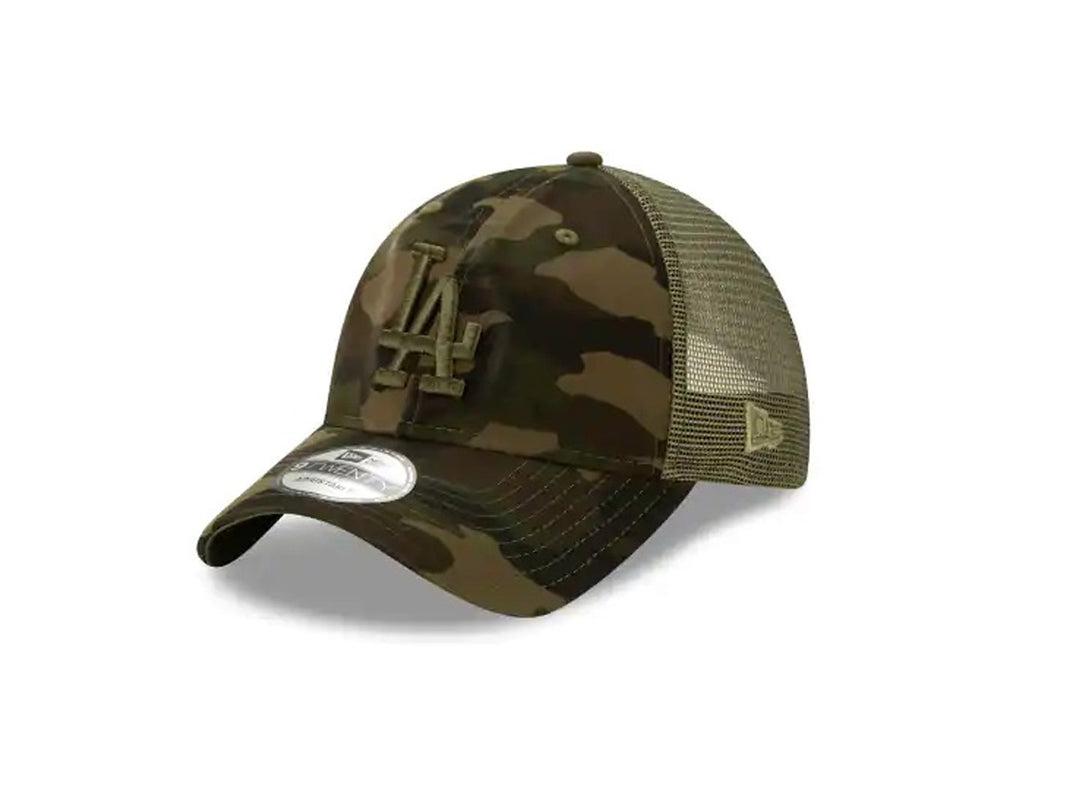 Gorra New Era estilo trucker con estampado de camuflaje verde y logo LA bordado