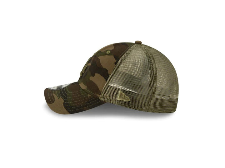Gorra New Era estilo trucker con estampado de camuflaje verde y logo LA bordado