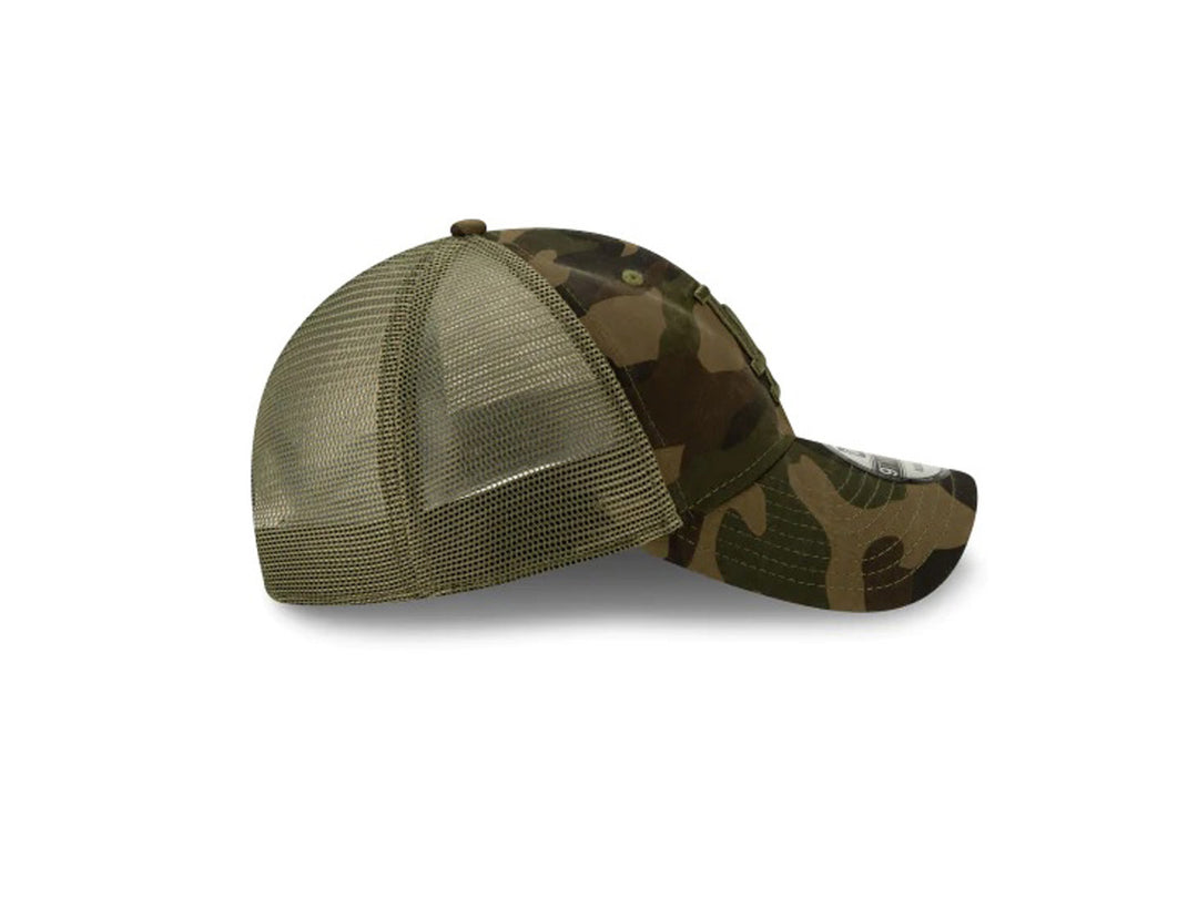 Gorra New Era estilo trucker con estampado de camuflaje verde y logo LA bordado