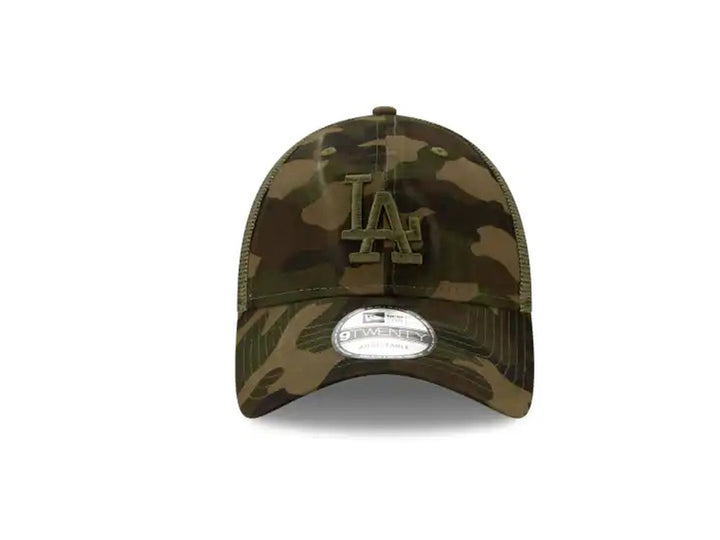 Gorra New Era estilo trucker con estampado de camuflaje verde y logo LA bordado