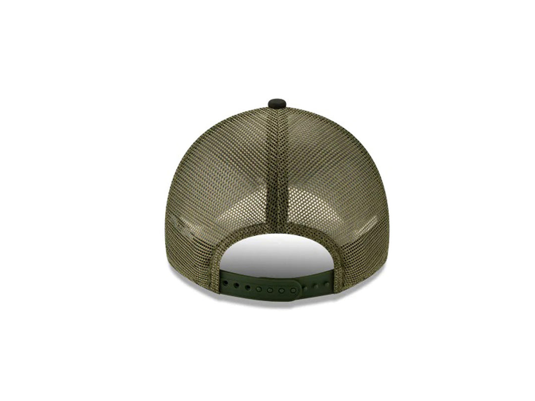 Gorra New Era estilo trucker con estampado de camuflaje verde y logo LA bordado
