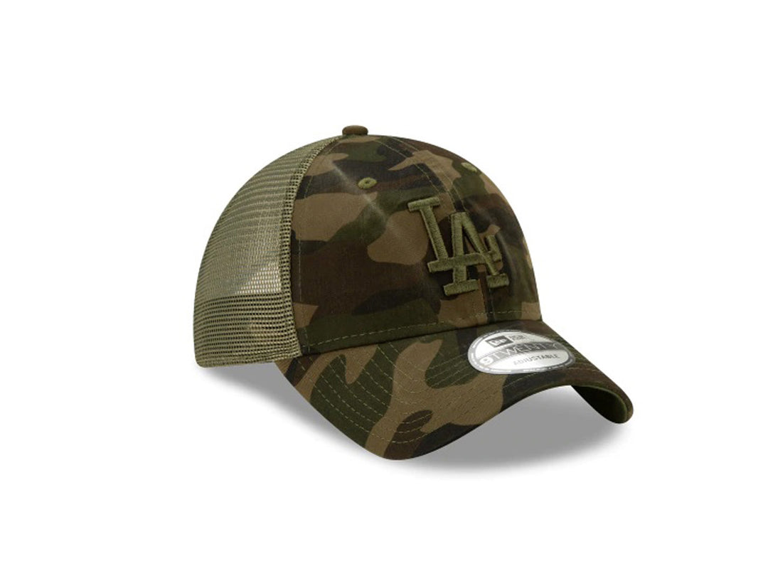 Gorra New Era estilo trucker con estampado de camuflaje verde y logo LA bordado
