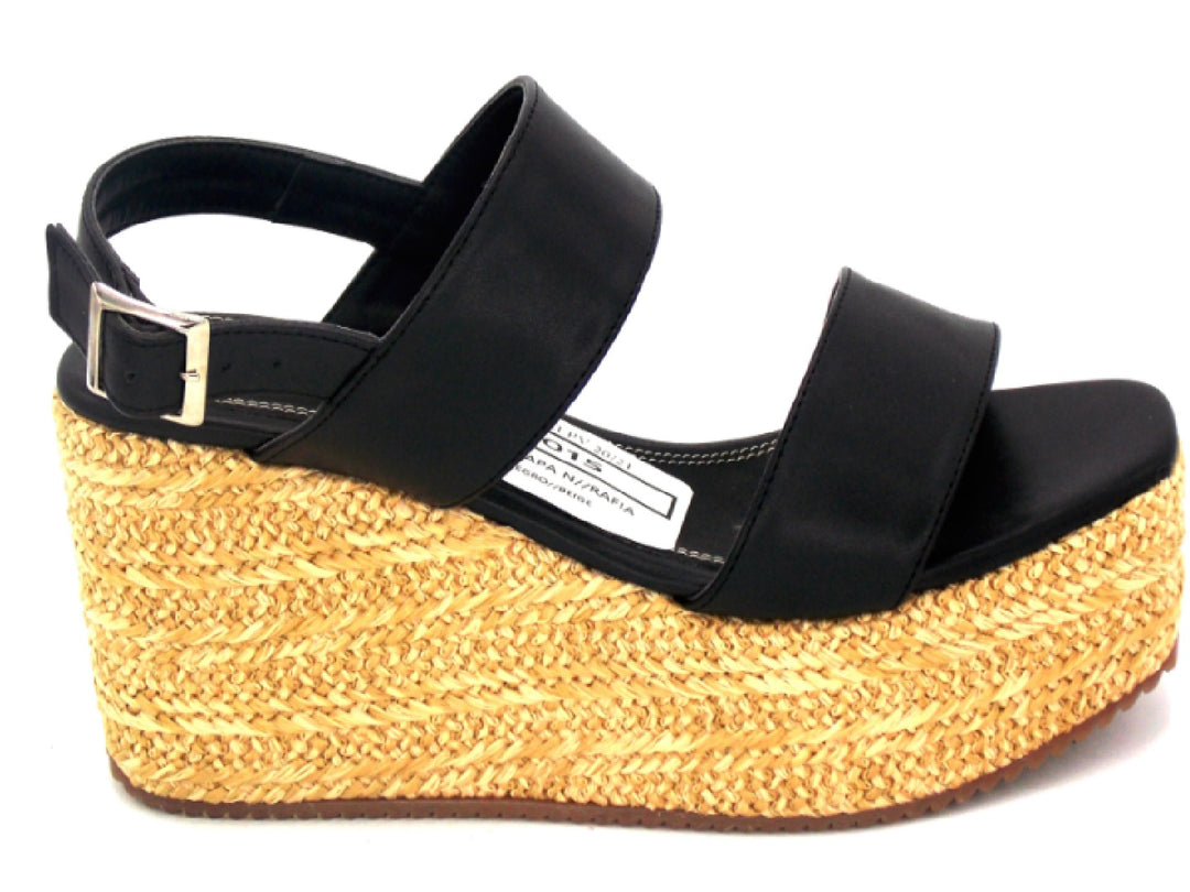 Sandalia de plataforma alta para mujer con tiras negras y base de rafia beige.