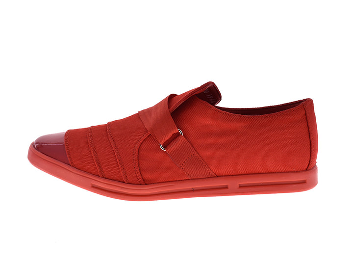 Zapatos rojos de lona para hombre con punta brillante y correas decorativas.