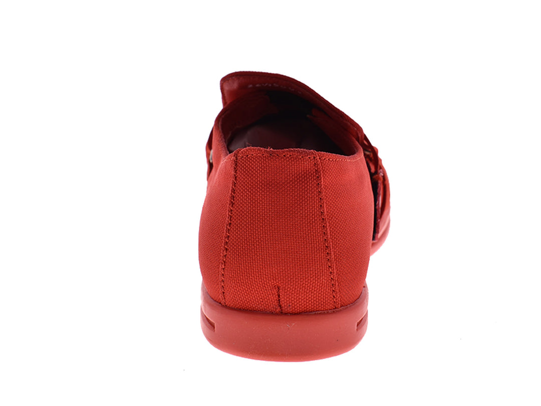 Zapatos rojos de lona para hombre con punta brillante y correas decorativas.