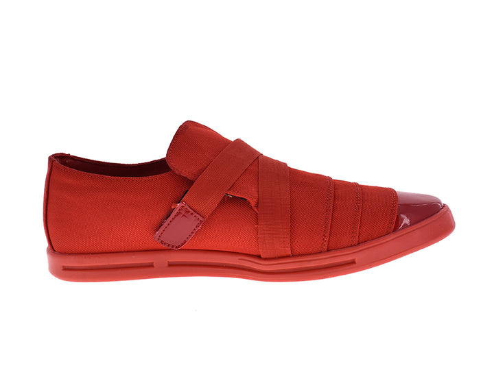 Zapatos rojos de lona para hombre con punta brillante y correas decorativas.