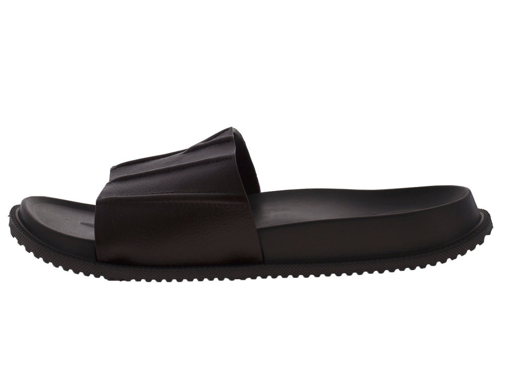 Sandalias tipo slide para hombre en color café oscuro con acabado mate.