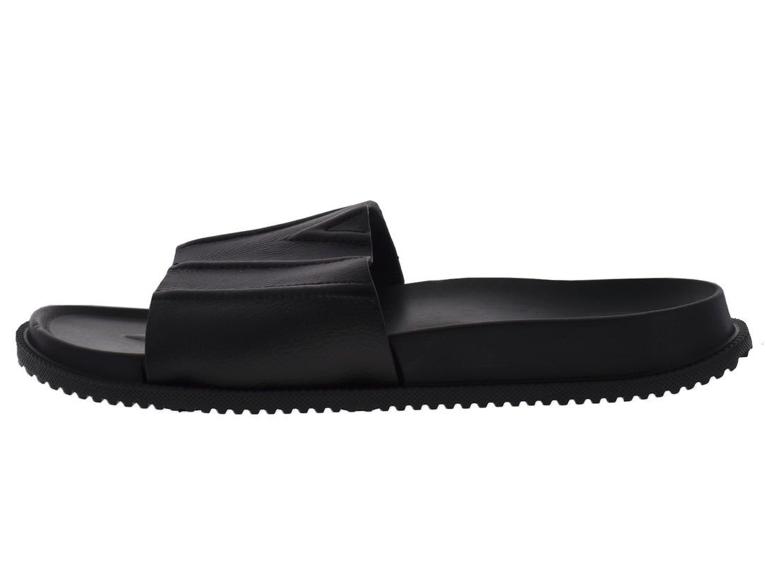Par de sandalias negras para hombre estilo slide con textura sintética y suela antideslizante.