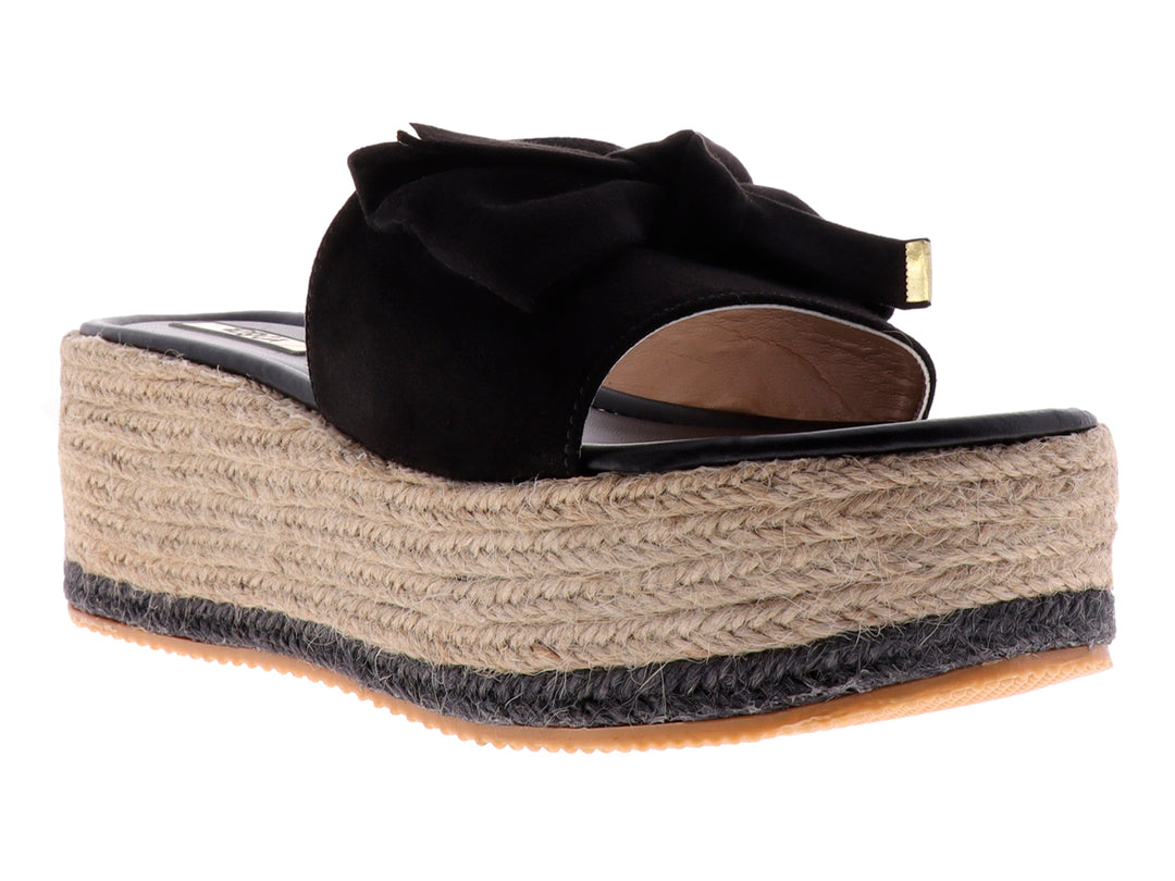 Sandalia de plataforma negra con moño decorativo y suela de yute tejido en color beige.