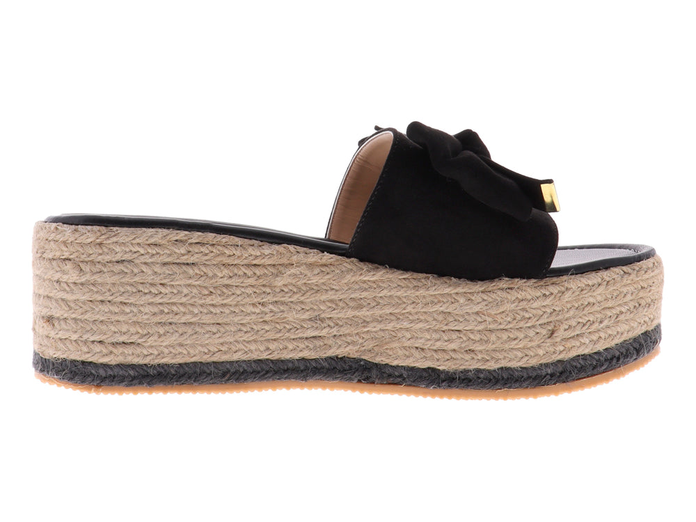 Sandalia de plataforma negra con moño decorativo y suela de yute tejido en color beige.